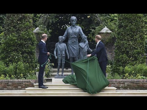 Prens William ve Harry, anneleri Prenses Diana'nın heykelini yaptırdı