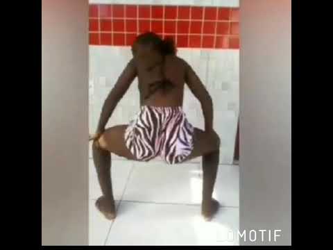Preta gostosa dançando de shortinho socado no rabo