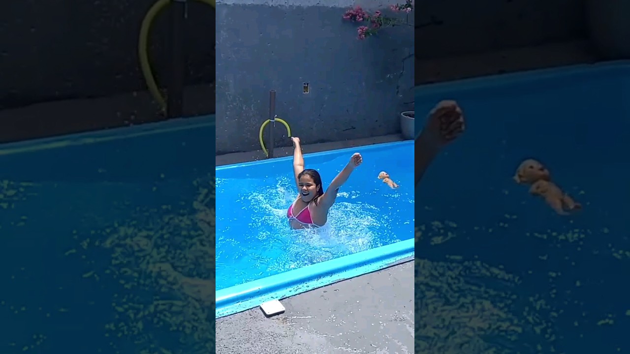 Primeiro banho da Amanda na piscina.