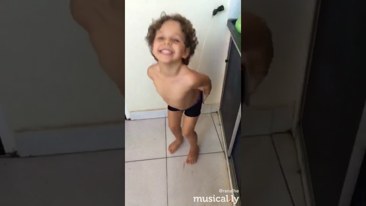 Que engraçado menino de 4 anos dançando no musical.ly