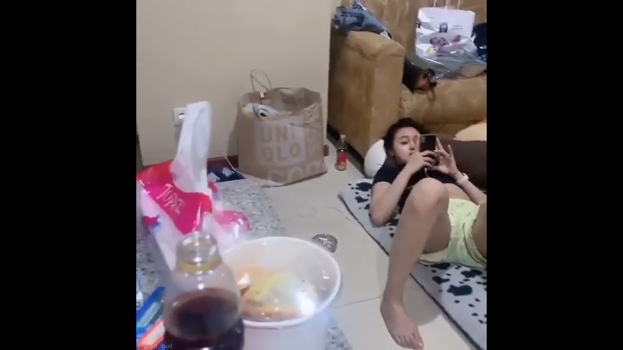 rebahan sambil nonton bokep gaes