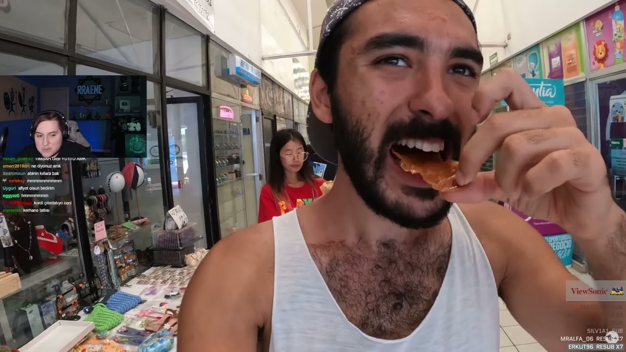 RRaenee, YırtıkPantolon (Nikaragua sokak yemekleri) izliyor.