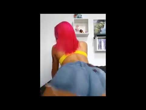 Ruiva rebolando de short muito top