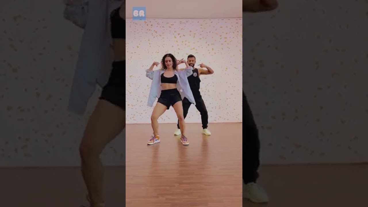 Sanya Malhotra Hot Dance | Juicy Boobs | Navel Show | Creamy Thighs | Sexy Figure | #sanyamalhotra 🔥