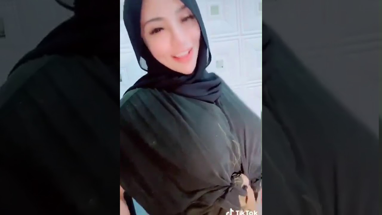 SARRAH AWEK TUDUNG NAMPAK HOT