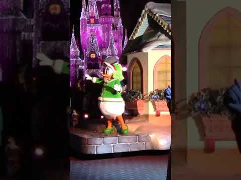 Sassy Daisy Shakin' her tail thang for Christmas! #shorts #wow #disney #epic #funnyshorts # #daisy