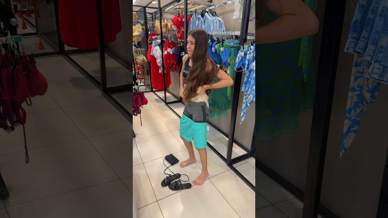 Se trocando no meio do shopping