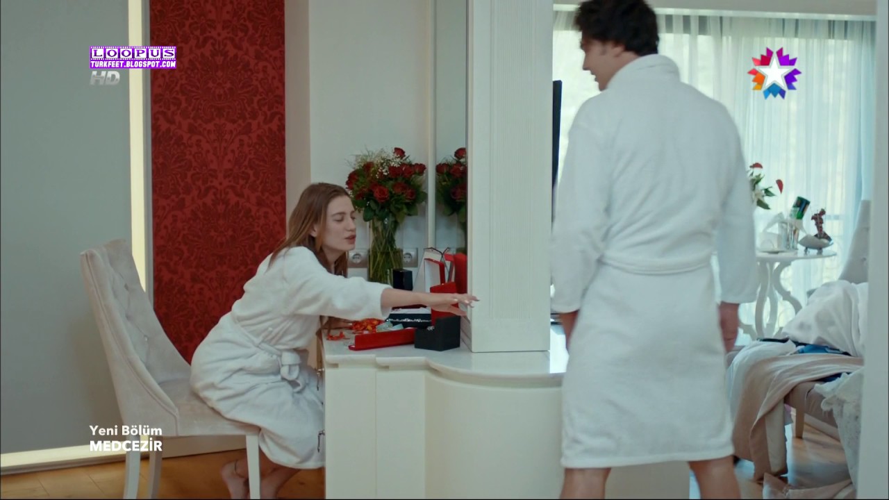 Serenay Sarikaya Sexy Foot