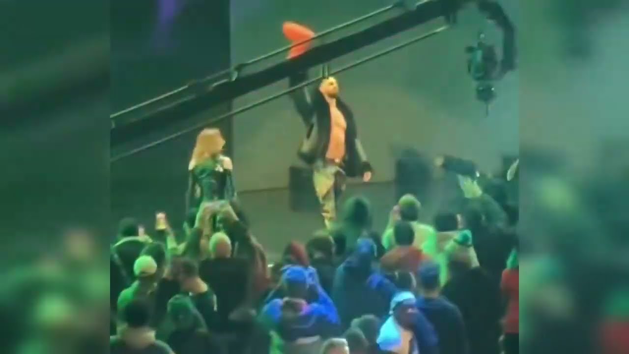 Seth Rollins and Becky Lynch kiss on Camera after wwe raw air