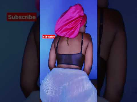 Sexy gal twerking in her bedroom