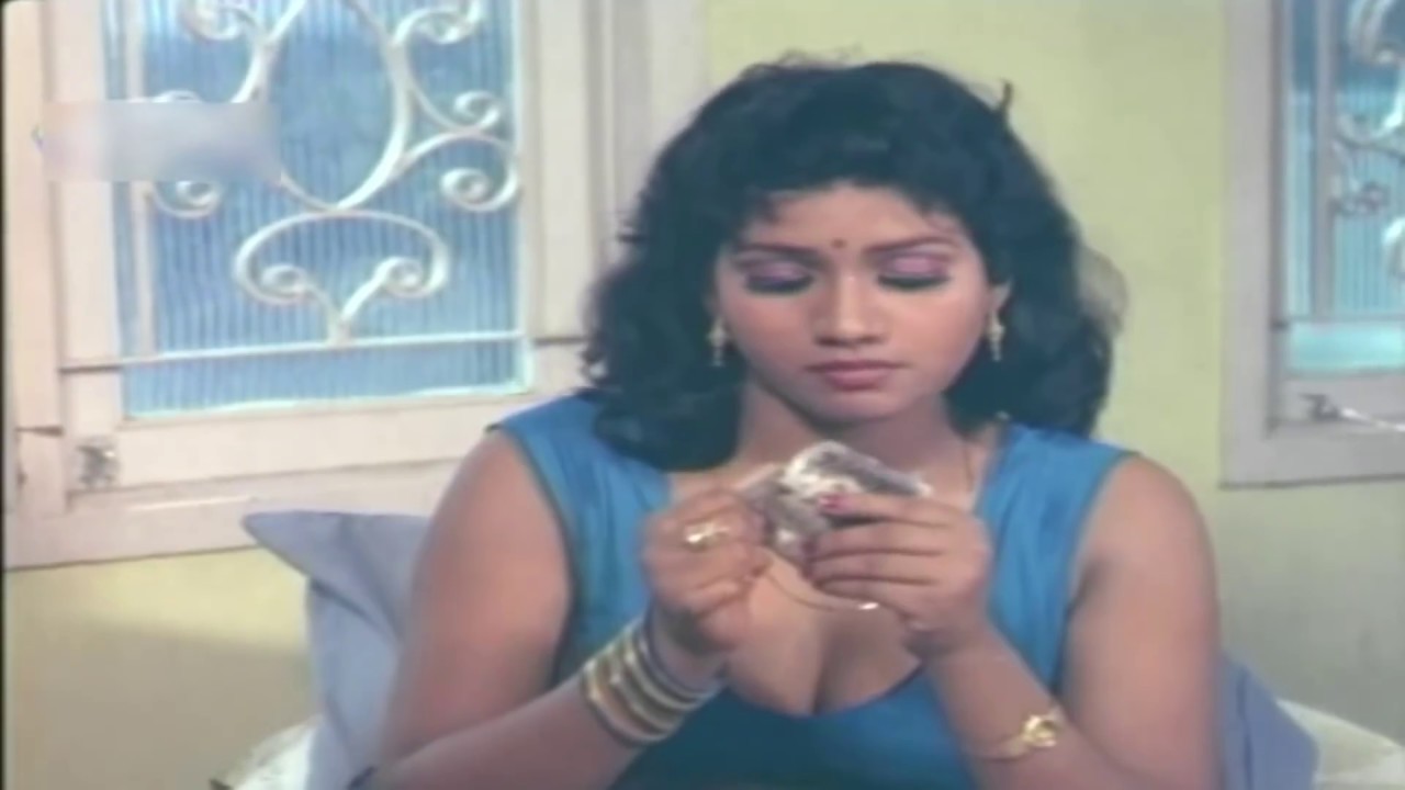 Sexy Strip off Saree of a beautiful actress