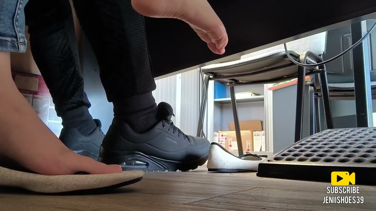 Shoeplay dangling coworker #shoes #feet #dipping #flats #office #candid