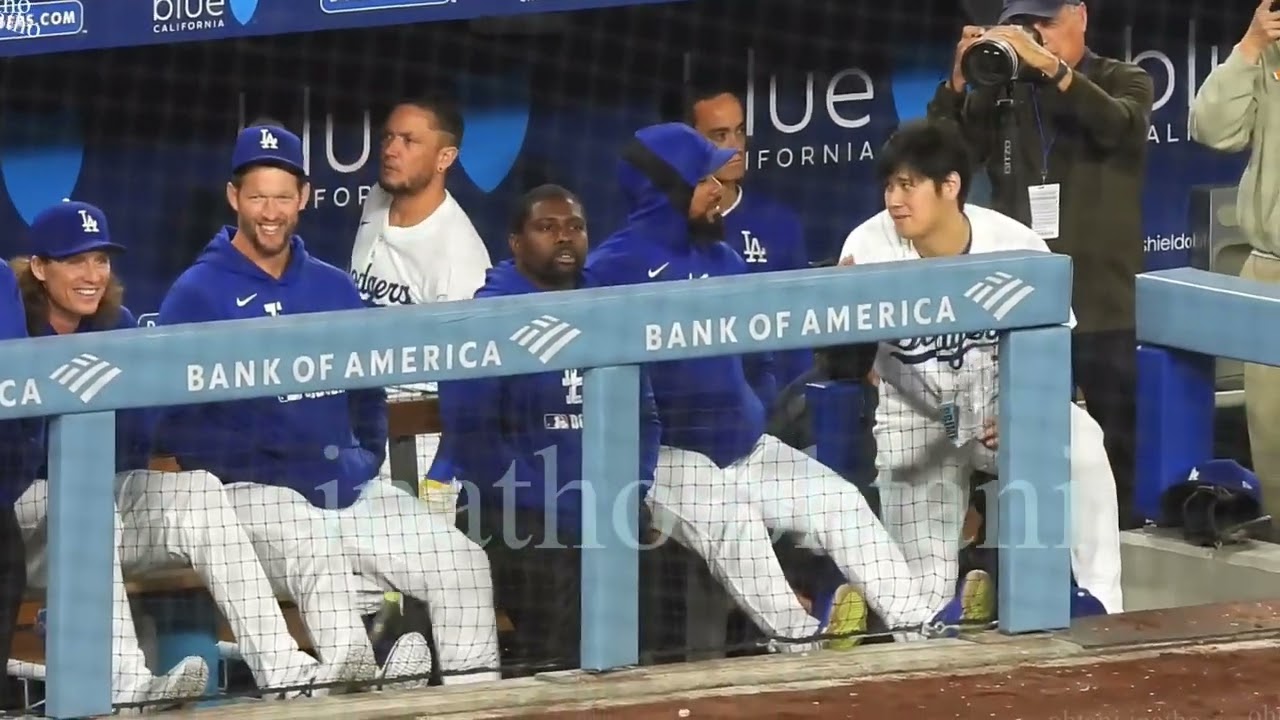 テオスカー、大谷翔平選手たちが楽しそうに話しているのを見ていたら、ヘソン選手が配達員してました。マンシー、フレディにお届けです！#shoheiohtani #kim #teoscar #freddy