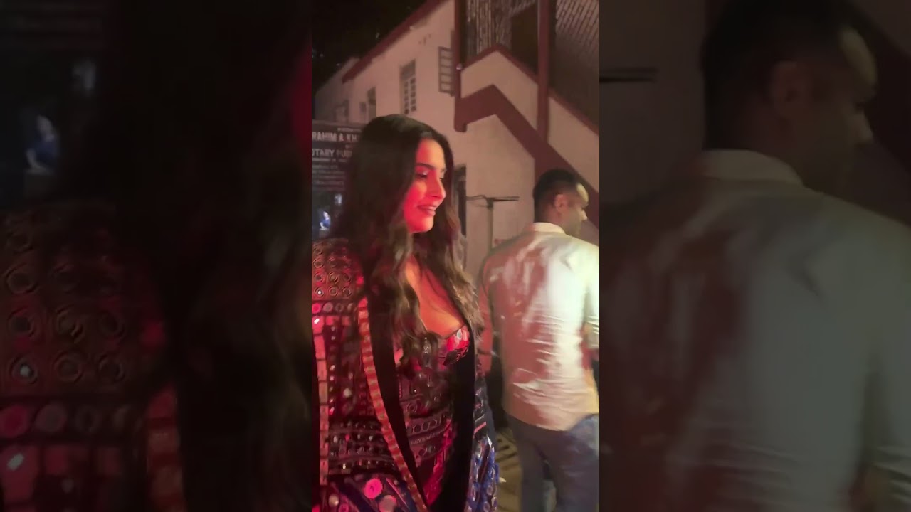 Sonam kapoor show her big bouncy boobs to all #bollywood#salmankhan#sonamkapoor#big#shorts