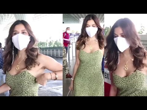 sophie Chaudhary flaunt assets - super hawwty😍😍