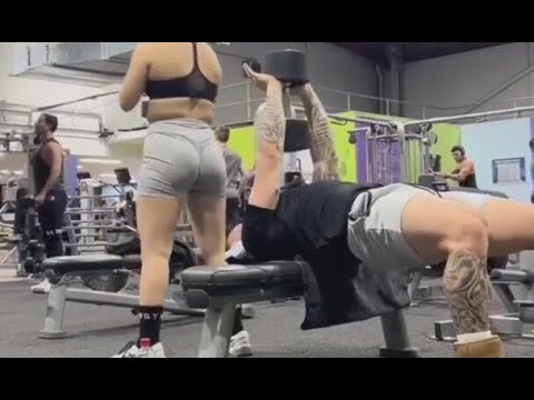 Spor salonunda kadın adamın yüzüne oturdu.
