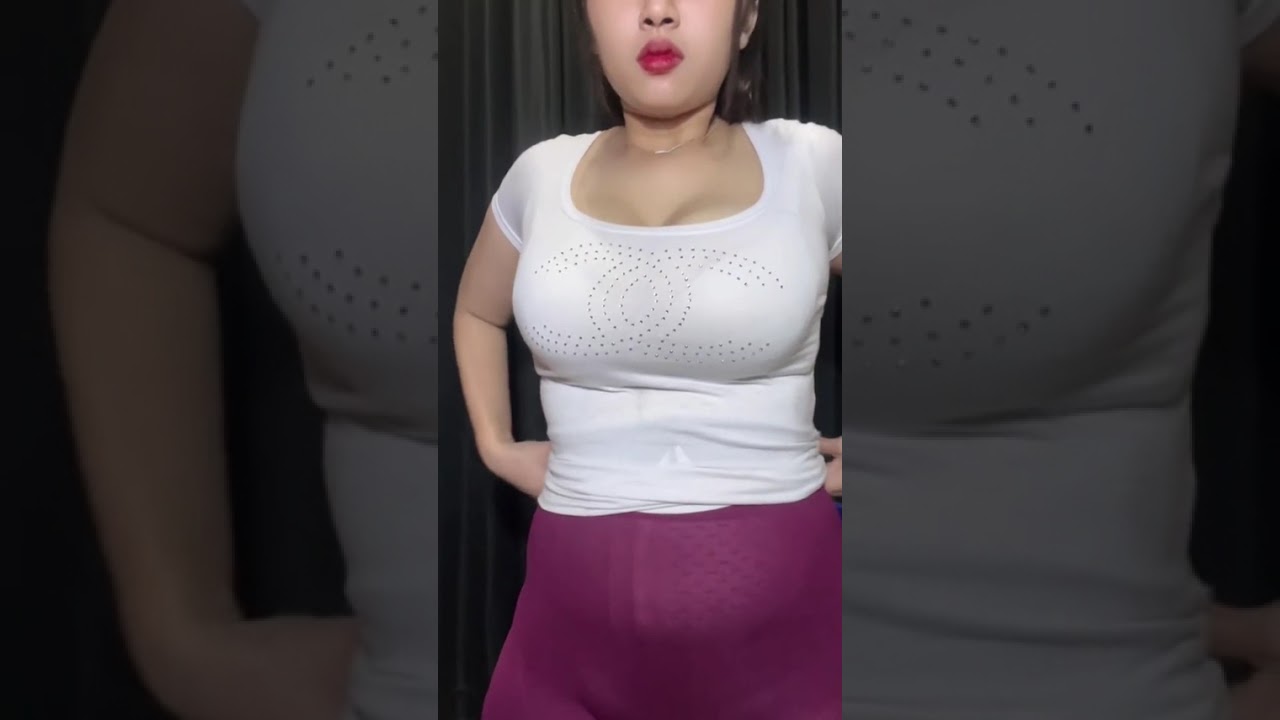 Sri ayu tarisa buka baju