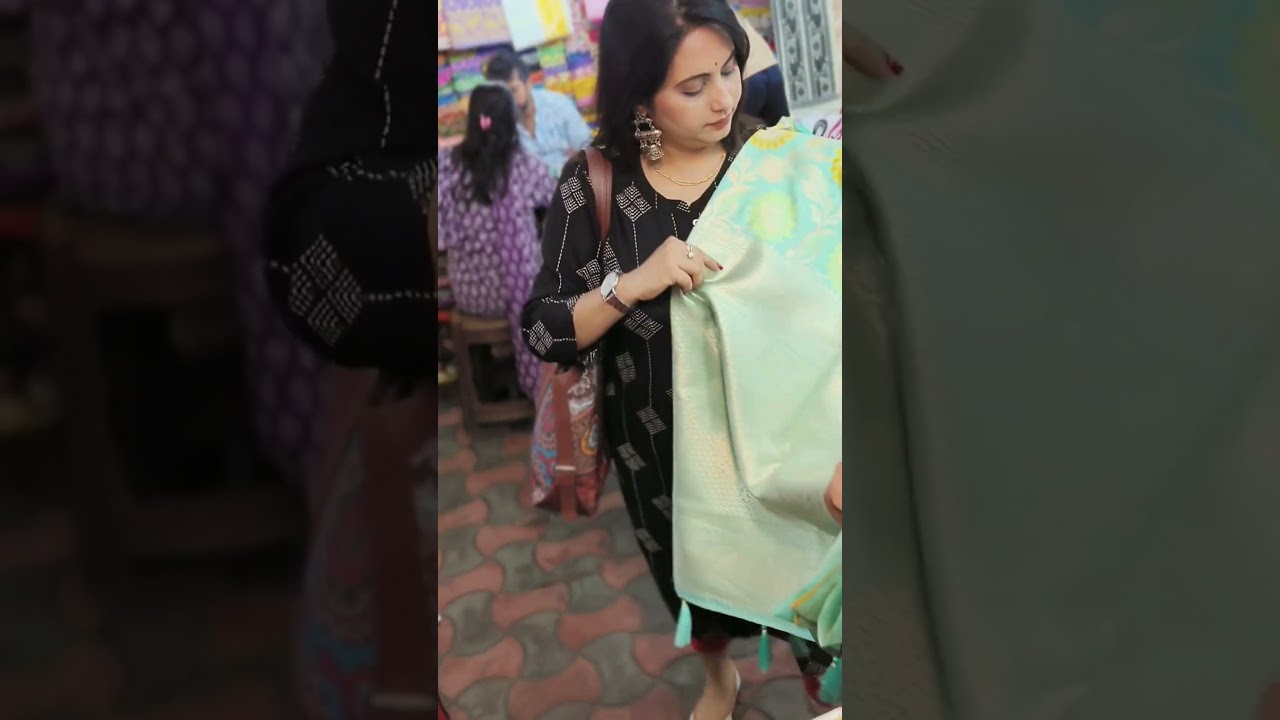 Street Shopping 🛍️,Durgapuja special🌺#kolkatadiaries #bong #saree #streetshopping #shreejitabanerjee