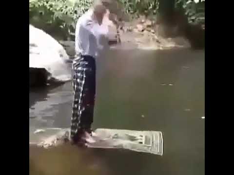 Suda namaz qilan adam pirkol