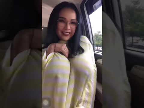 Tante cantik pamer toket gedenya.....