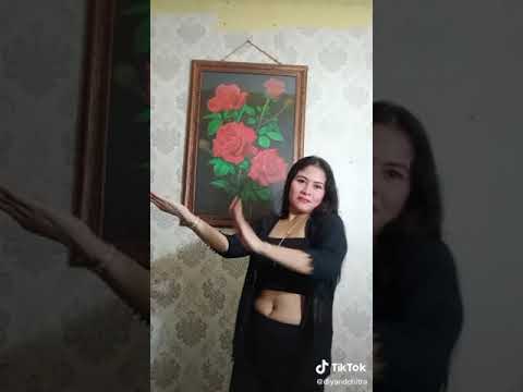 TANTE DIYAN PAMER TETEK MULUSNYA😍😍😍
