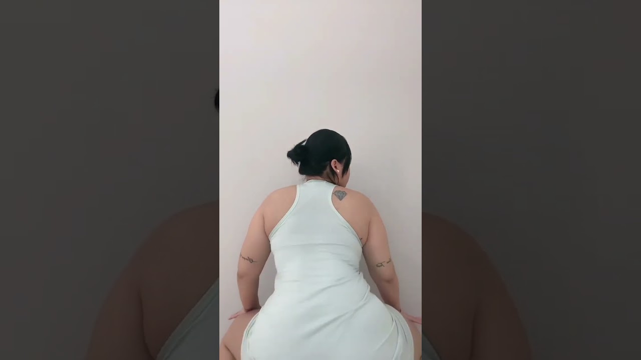 Tante gemoy montok goyang bokong #tante #tantegemoy #tantemontok #tantesemok #bokonggede