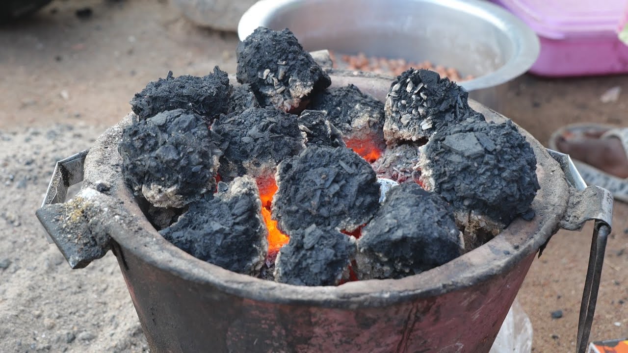 TAZAMA TEKNOLOJIA YA KUTENGENEZA MKAA WA KUPIKIA KWA UDONGO WA MFINYANZI KUTOKA TANZANIA