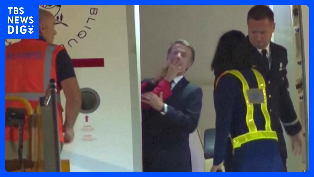 フランス・マクロン大統領が顔を手で押される一幕　押したのは妻のブリジットさん　「妻と冗談を言っただけだ」と釈明｜TBS NEWS DIG