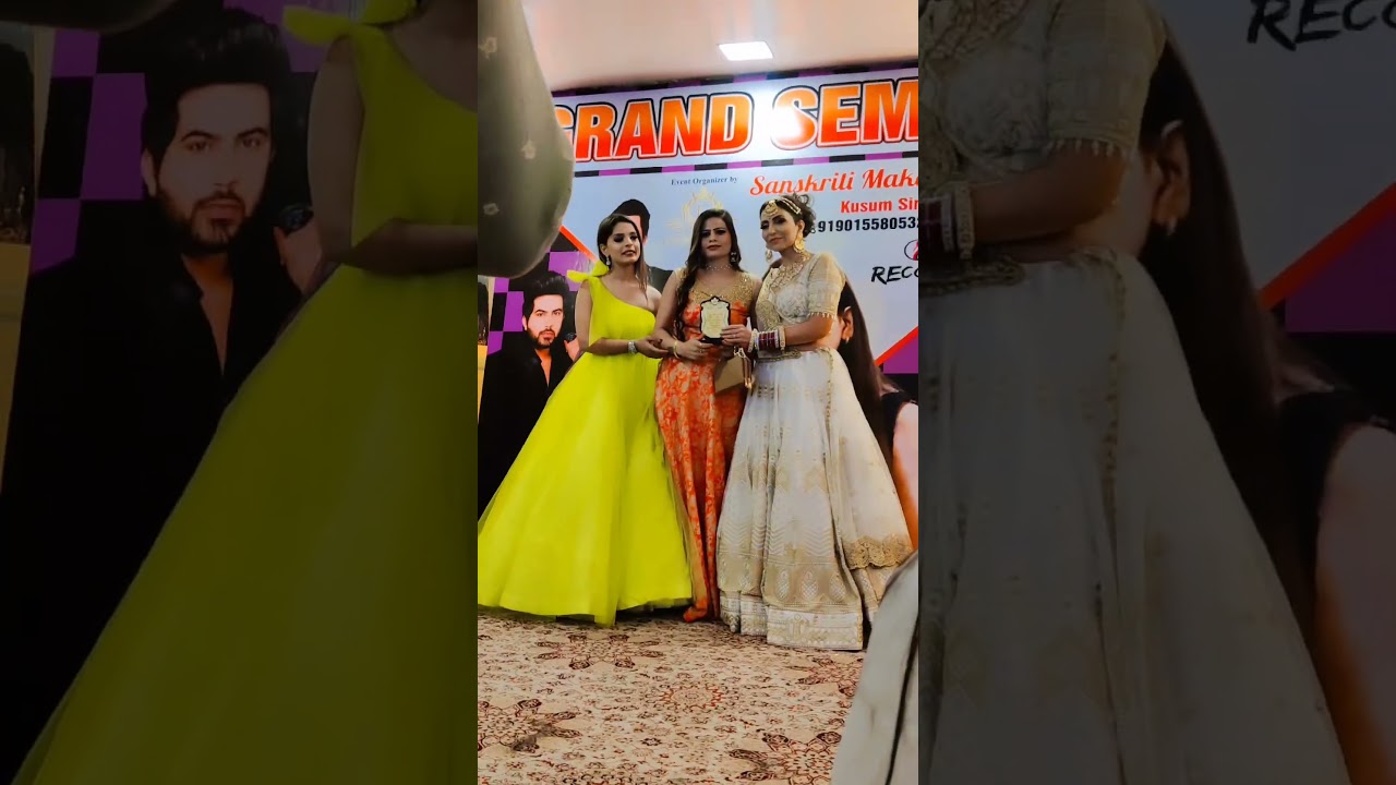 thank you friends navina bole TV actress ke sath award 🏆...🙏