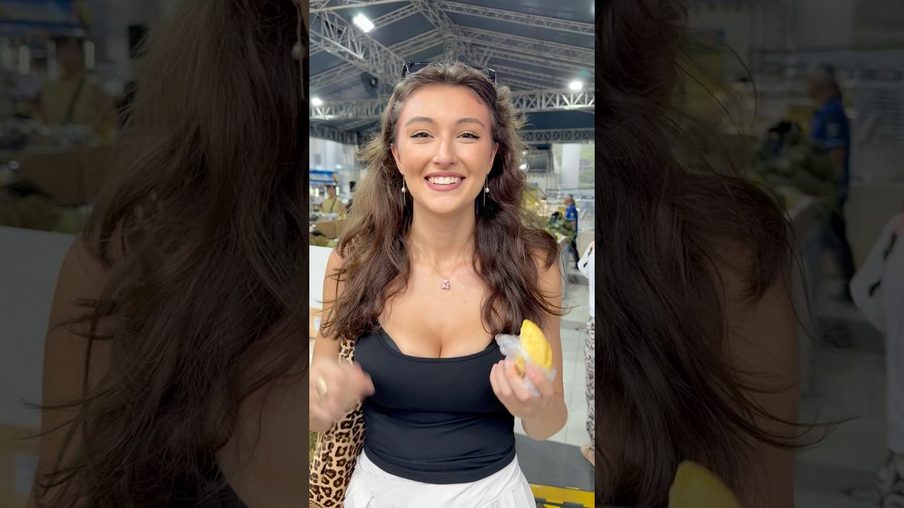 the smelliest fruit in Bangkok🤪 #thailand #travel #rachelpizzolato