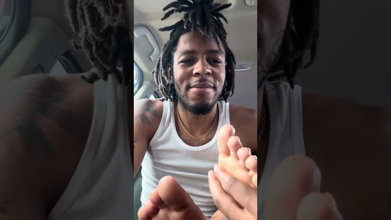 Tickling girlfriend feet in public in the car 🤣