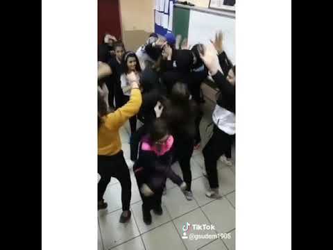 Tik tok videosu çeken liseli kızlar