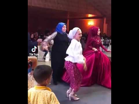 tiktok da fenomen olan kapalı kadın tulumba atıyor