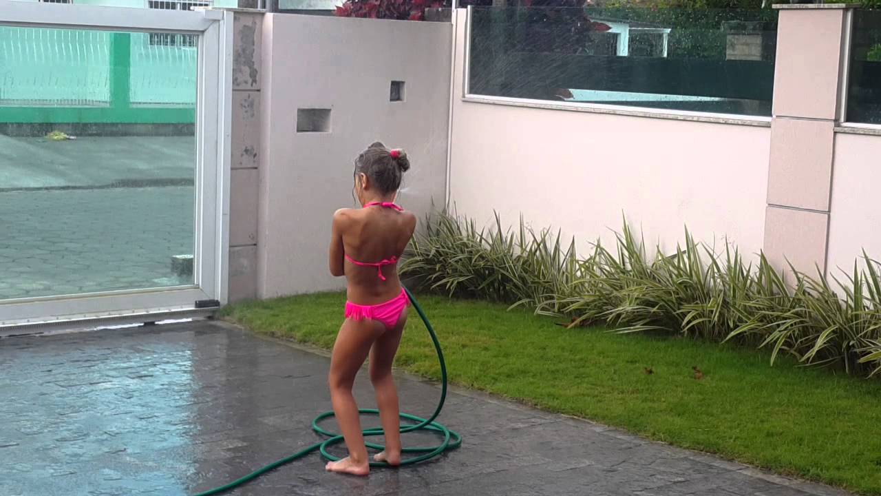 Tomando banho de mangueira
