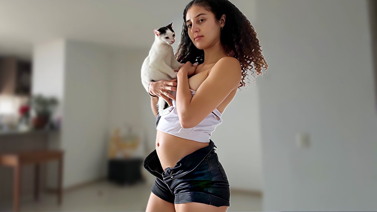 Trying On My New Fav White Top & Black Jeans Shorts | First Impressions | Jenny Taborda