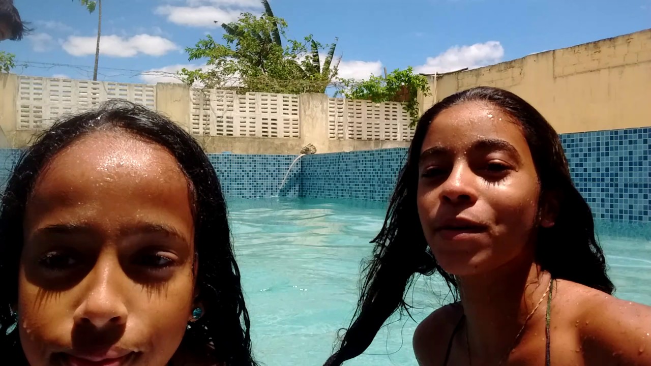 Um dia na piscina mais a amiga