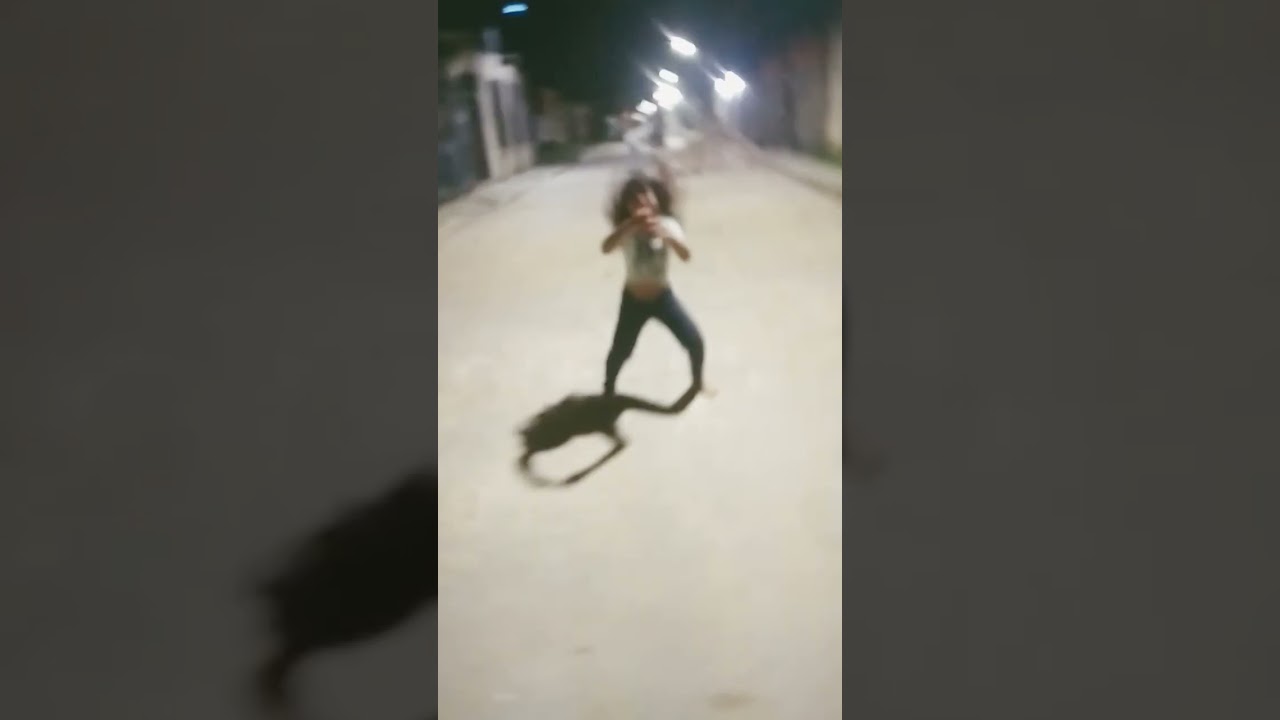 Una niña perreando