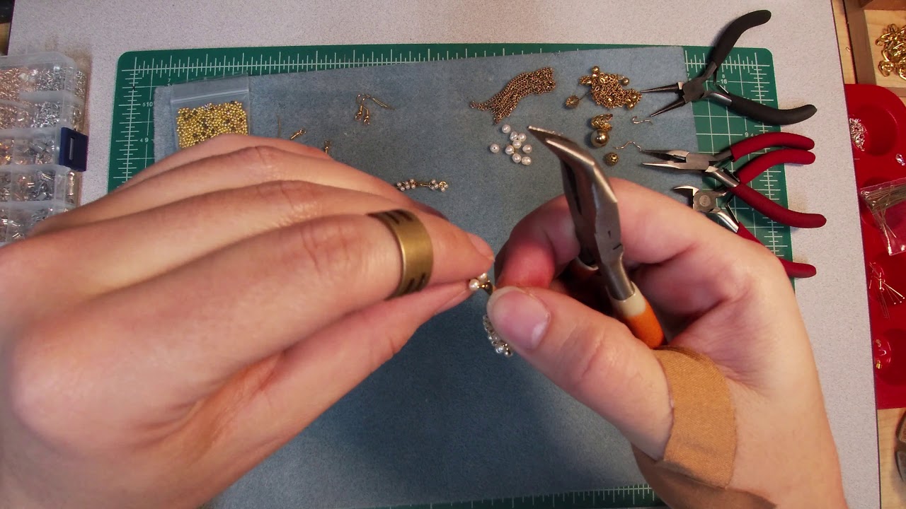 Up-Cycling Broken Necklaces Into Wearable Jewelry, a DIY guide to repurpose jewelry from lots
