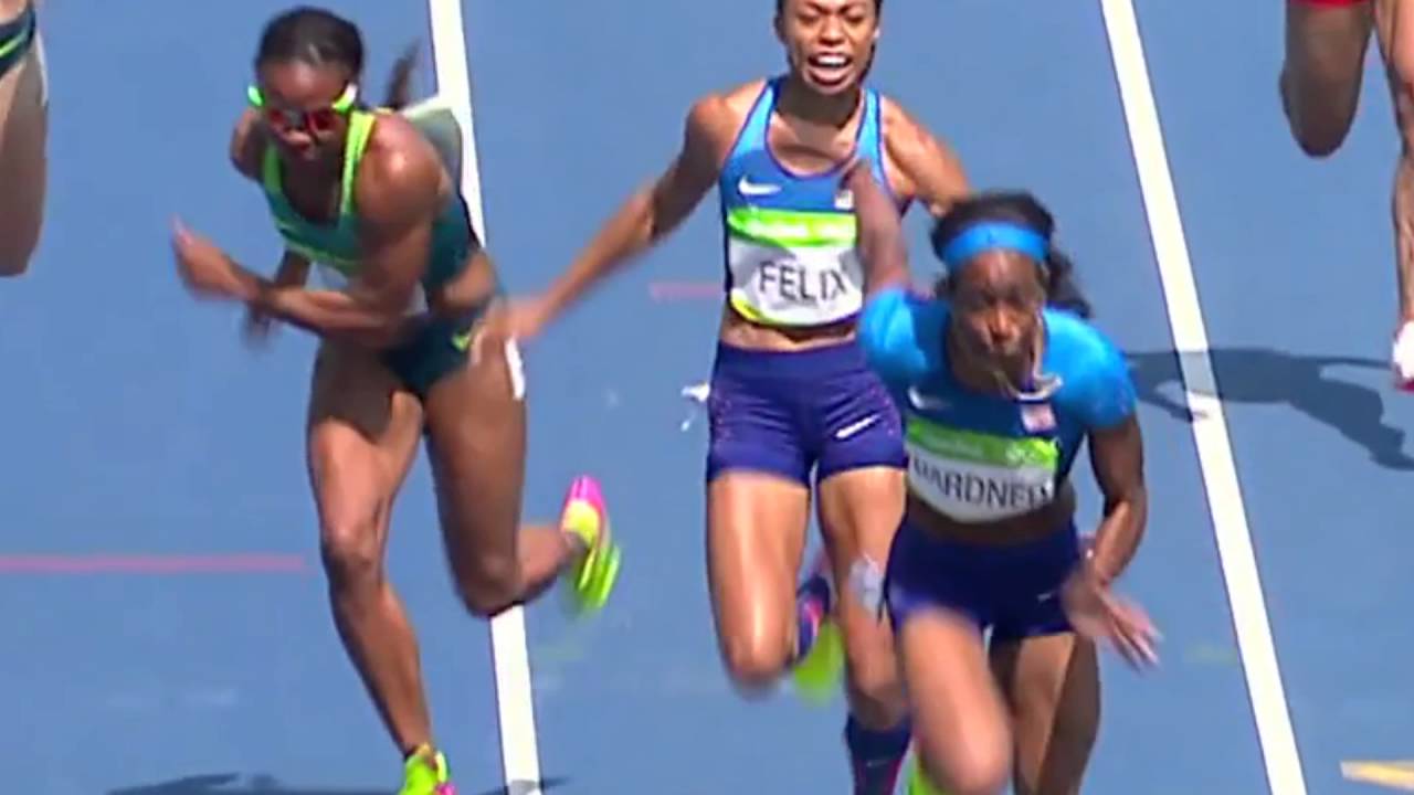 USA Women 4x100 relay drop baton after collision