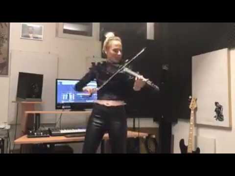 Violini  ağlatan kız