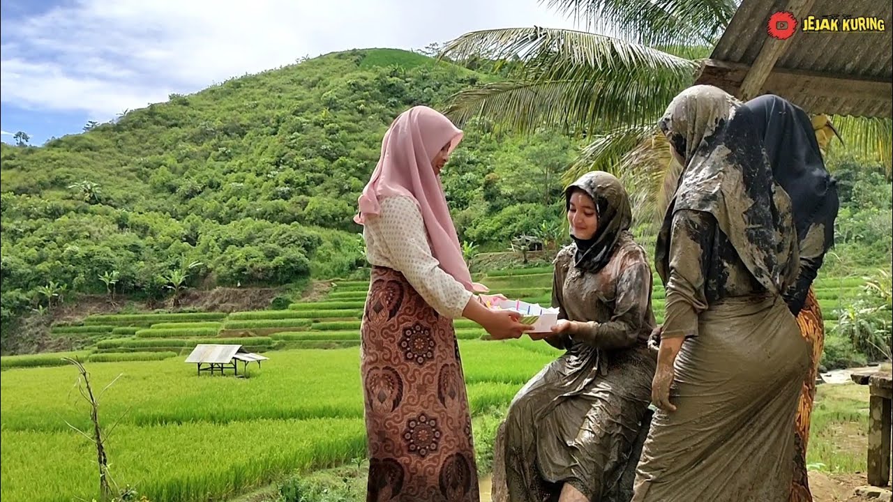 VIRAL!! Gadis Desa Keturunan Bule Turki, Rajin Kesawah Bersama Gadis Desa Sunda
