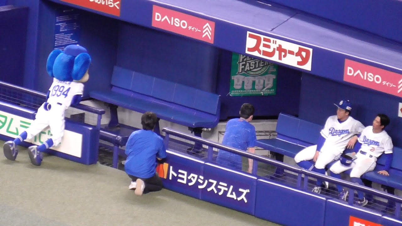 ドアラ　今日のヒーローがなかなか来ないのでベンチまで迎えに行く　中日ドラゴンズVS千葉ロッテマリーンズ　2025/06/07