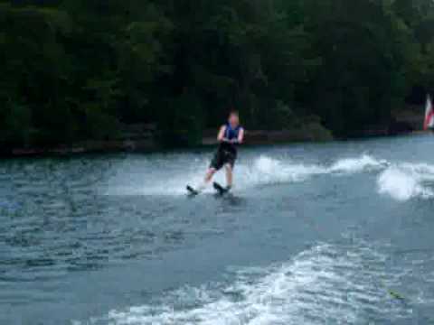 Waterskiing showoff