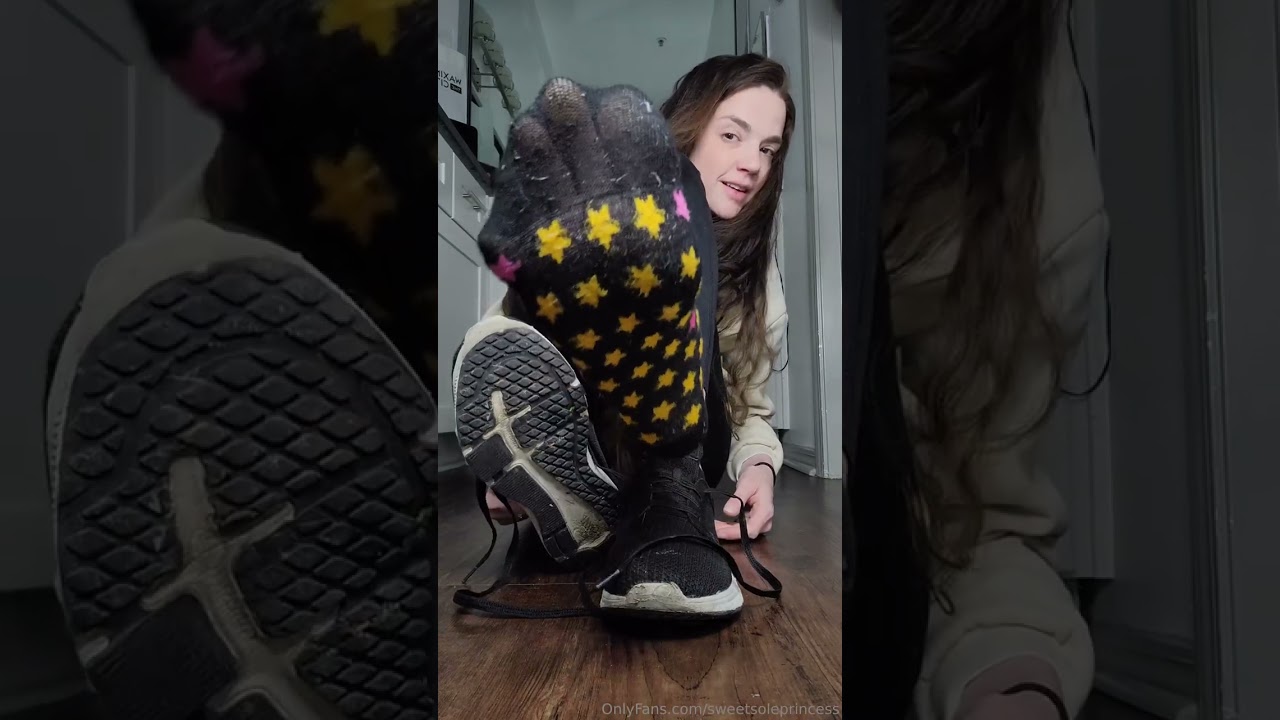 White lady removes her stinky shoes so show her soft bear soles joi