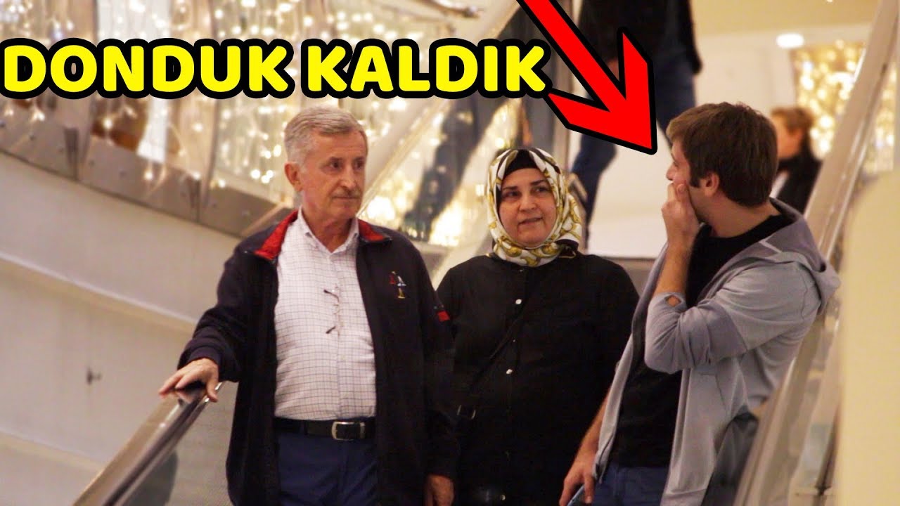 YÜRÜYEN MERDİVENDE KİTLENİP KALMA DENEYİ !!